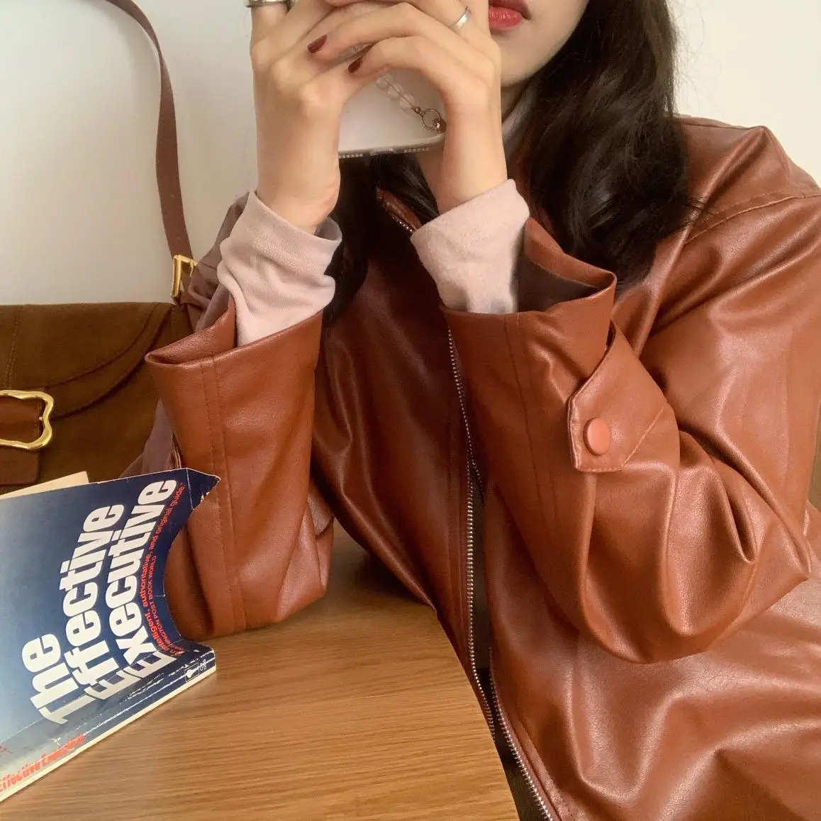 Женская кожаная куртка свободное мягкое винтажное пальто короткое из