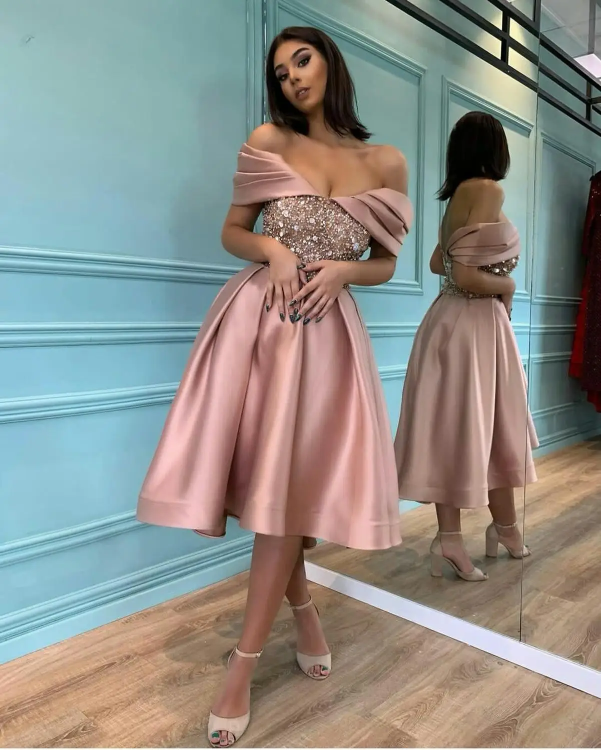 Розовые коктейльные платья а-силуэта с открытыми плечами и блестками |