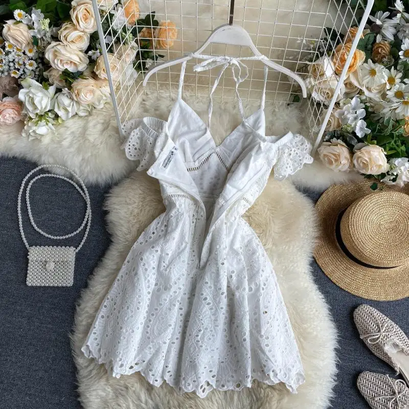 Женское кружевное платье с открытыми плечами белое ажурное мини-платье