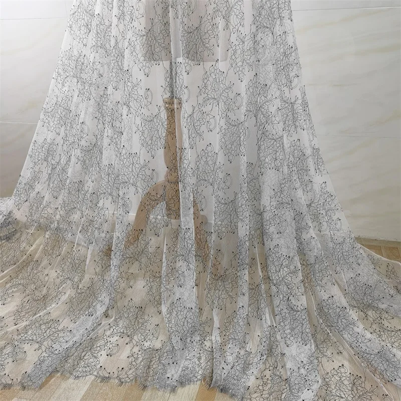 Off White с черными ресницами кружевная ткань из французского Шантильи свадебные