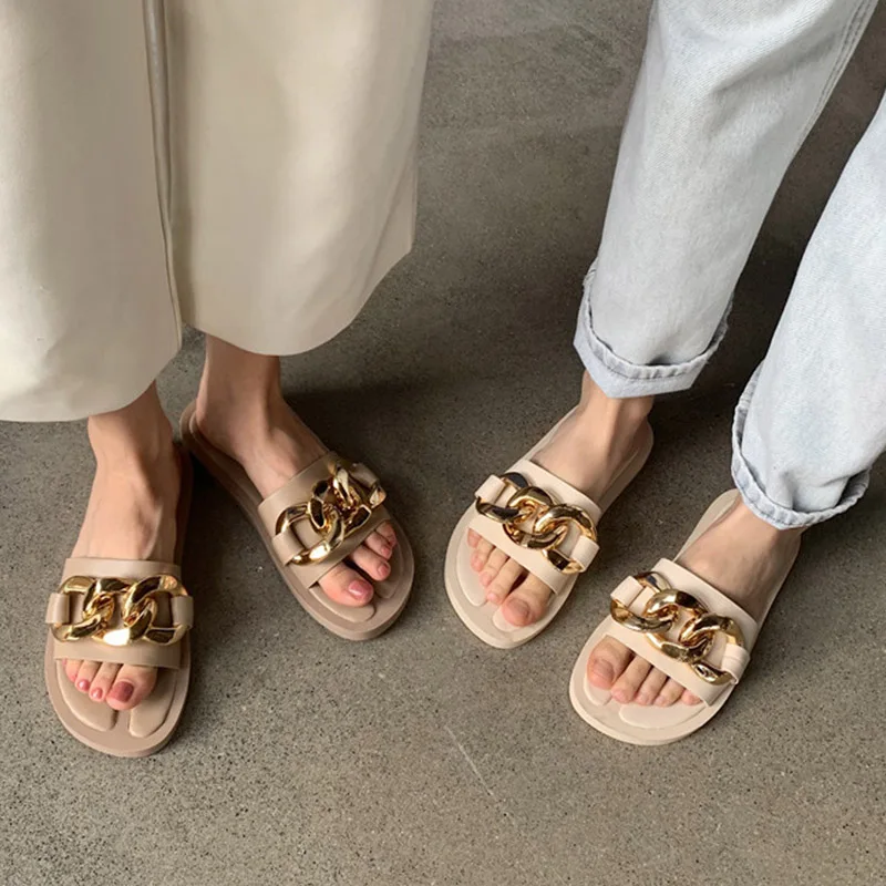 

Шлепанцы женские с металлической цепочкой, повседневные сандалии на плоской подошве, пляжные тапочки, тапочки для улицы, золотистые, лето ...