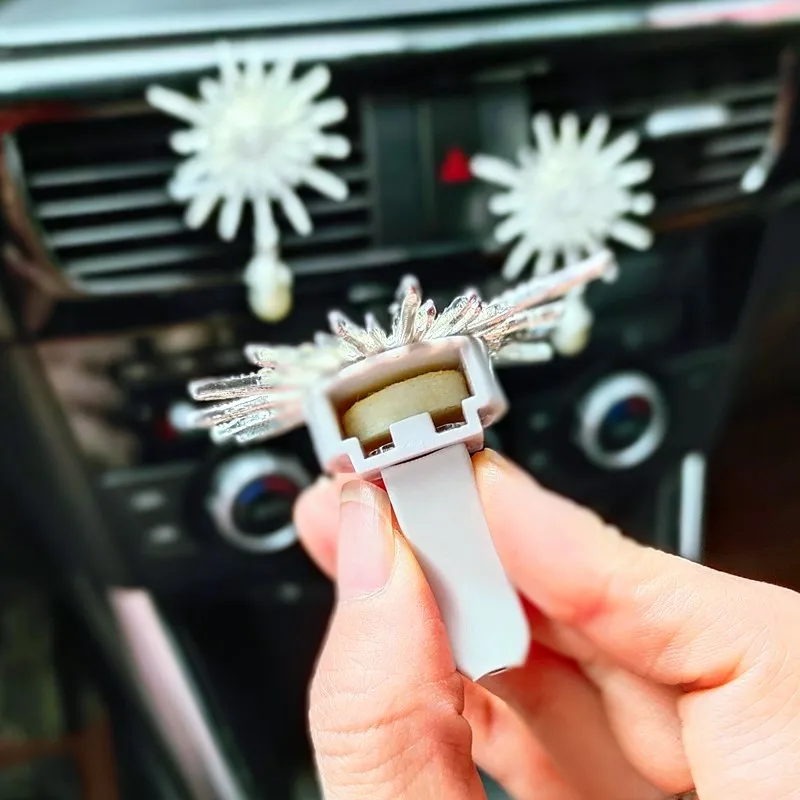 

Luxury Big Diamond Flower Pearl Pendant Car Accessories Interior Woman Car Air Freshener Perfume Auto Air Vent Clip Aromatherapy