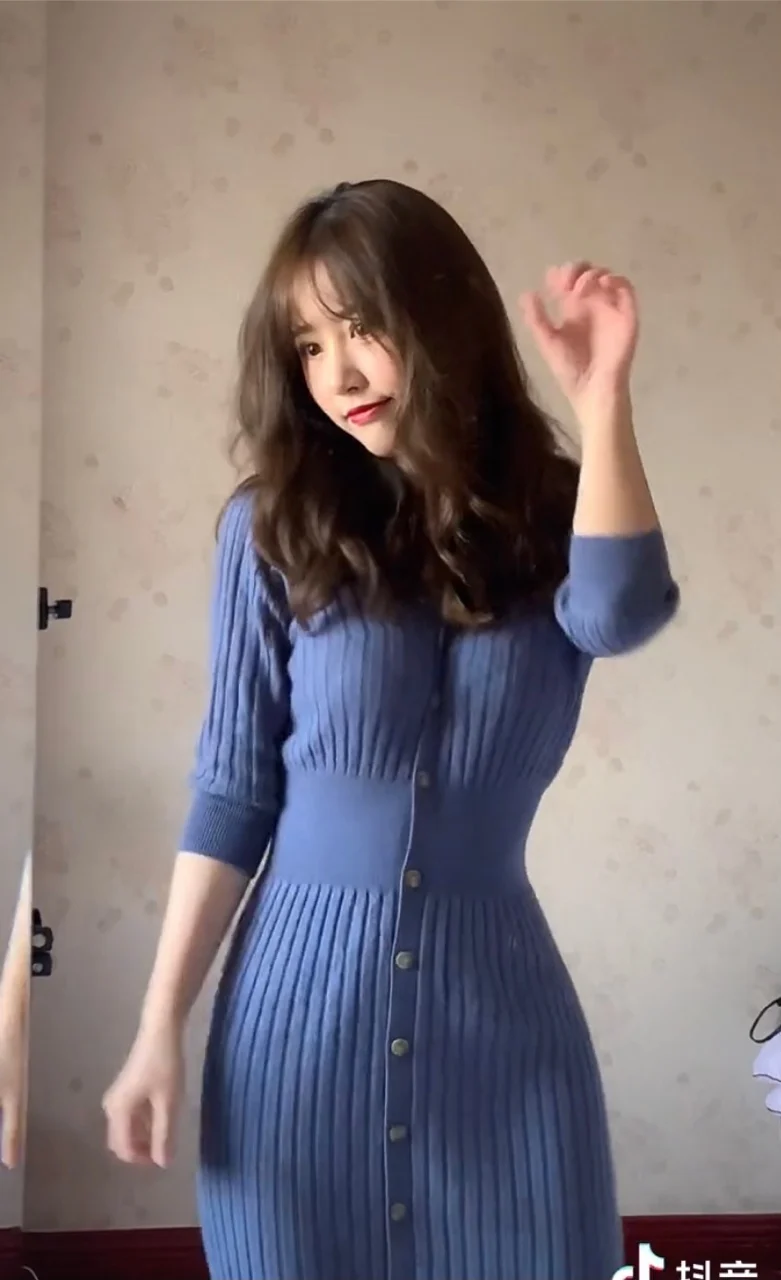 Женское трикотажное платье-свитер средней длины с круглым вырезом плотное