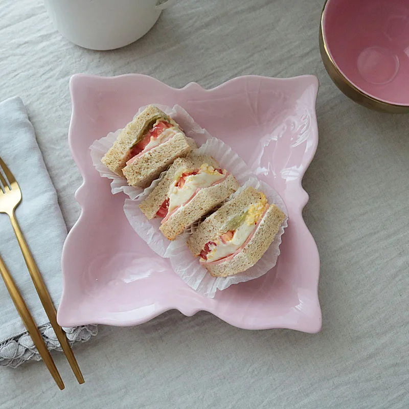 Нестандартная керамическая десертная тарелка розовая бабочка глубокая с