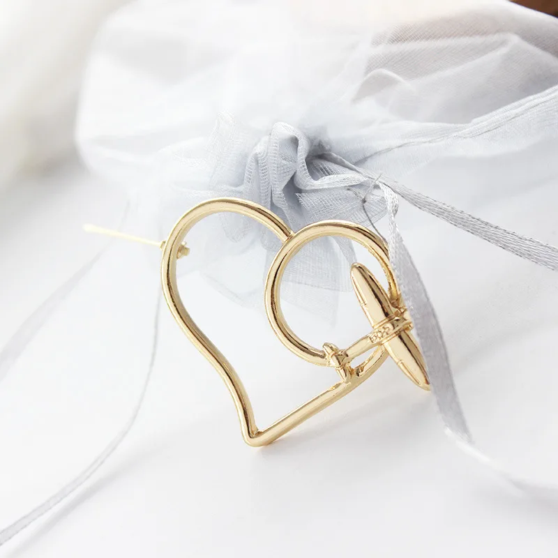 Выдолбленные с сердцем персикового цвета брошь &quotсамолет&quot дети интерес