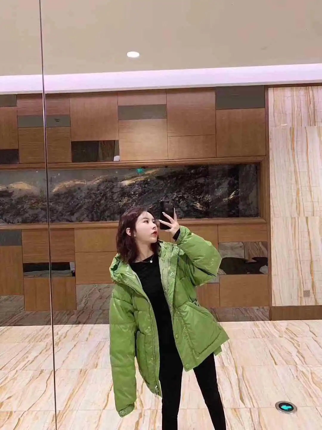 2019 г. легкие куртки-пуховики из лакированной кожи женские короткие платья с милой