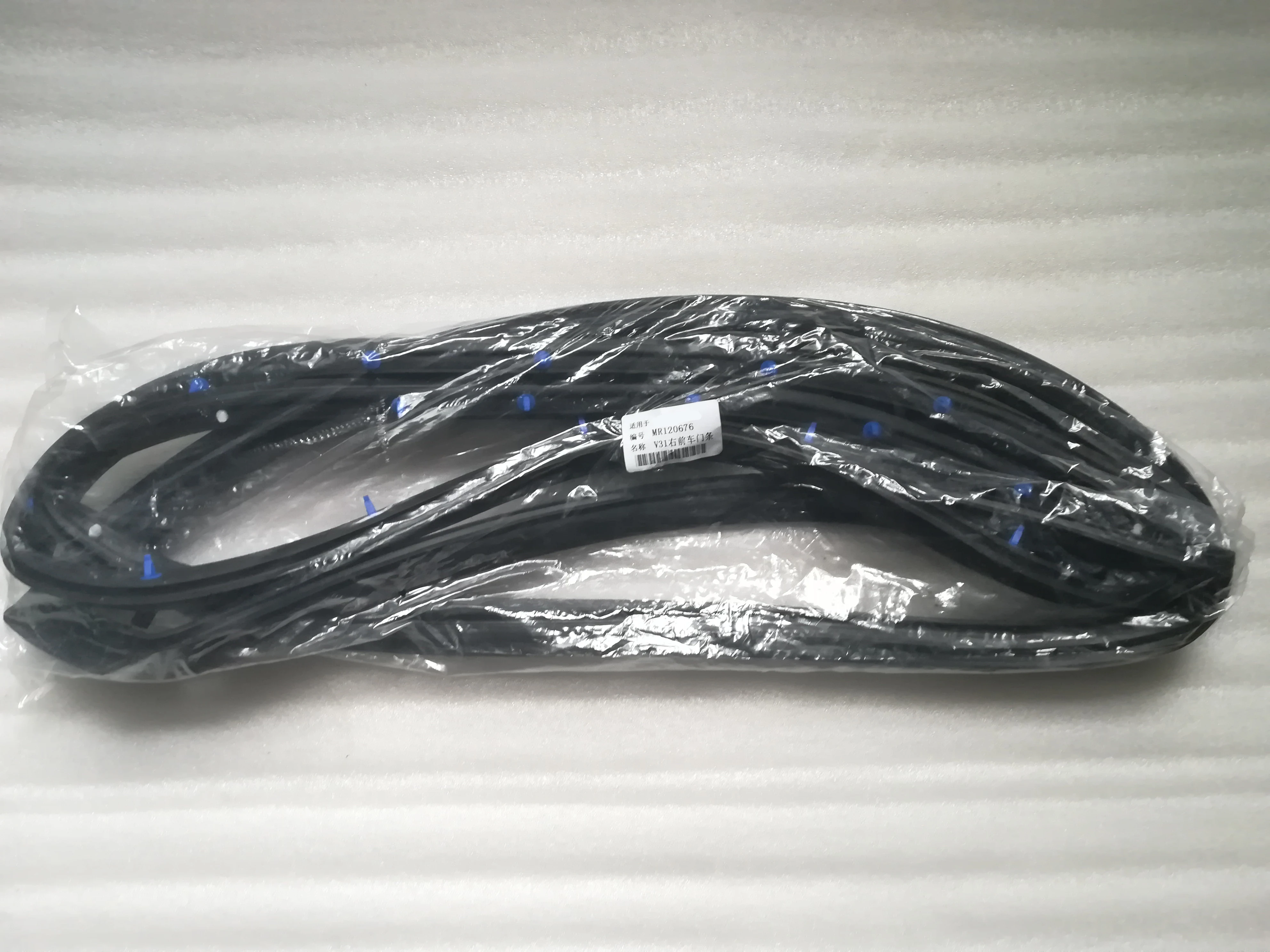 Маленькая задняя дверь + большая резиновая уплотнительная лента для Mitsubishi V31 V32