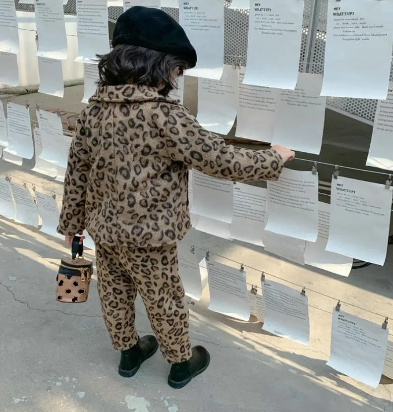 

Free shipping baby girls and boys Leopard print sets 2019 winter new Plus velvet coats + pants 2pcs suits children clothes w1207