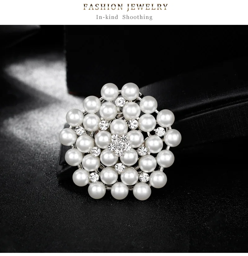 Покрытые хрустальные стразы со стразами идеально сочетаются с нарядным брошь