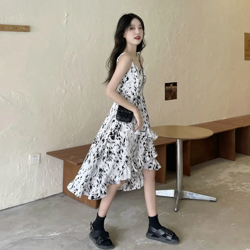 

Женское платье на бретельках с V-образным вырезом