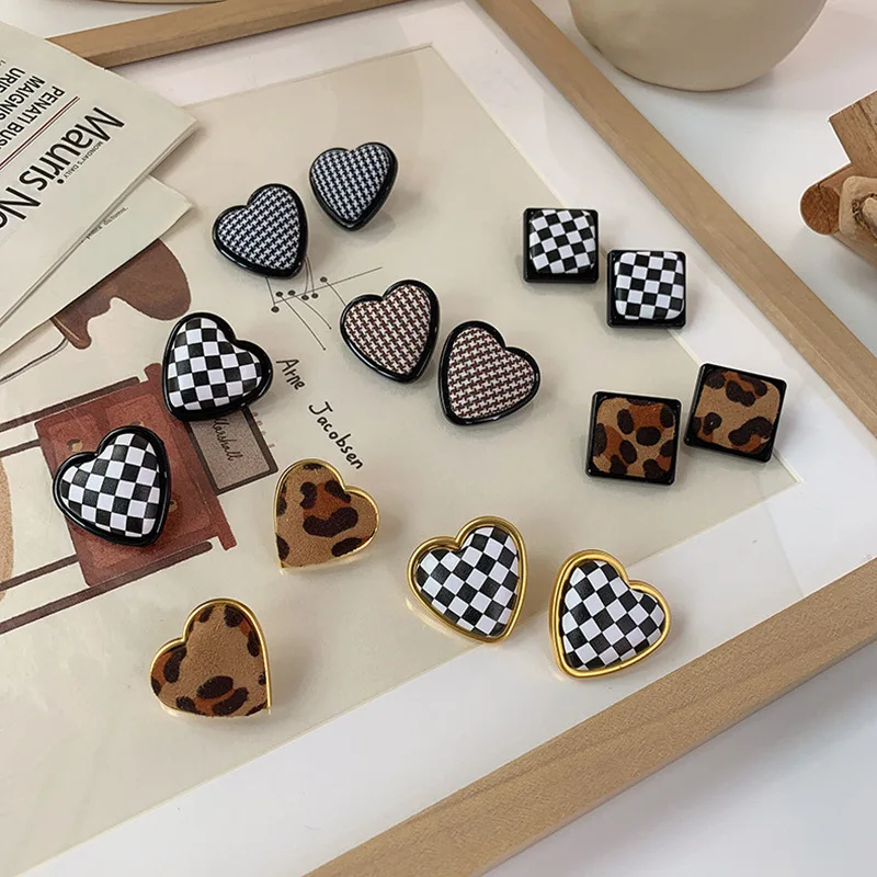 

Fashion Checkerboard Square Heart Stud Earrings Contrast Color Leopard Check Vintage Simple Earrings for Women Girl Jewelry Gift
