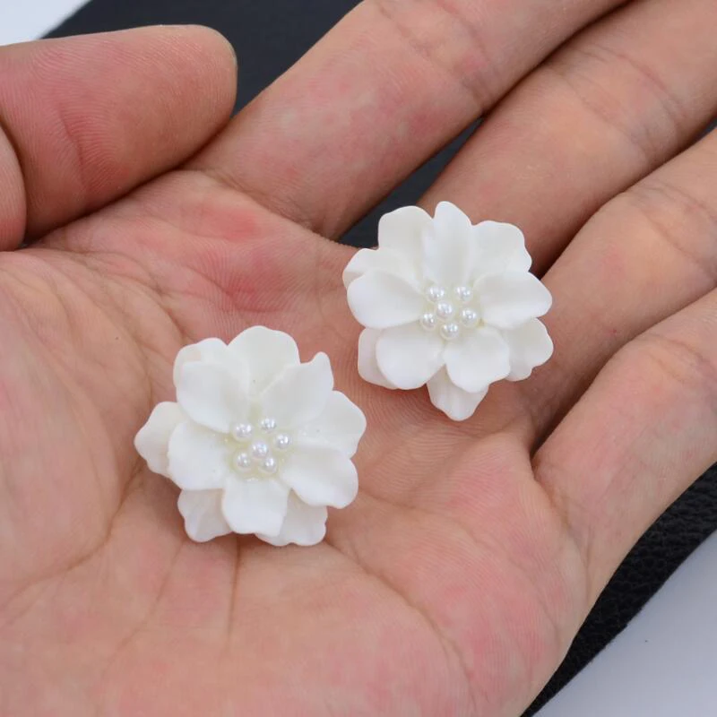 

Korean New Simple Petal White Flower Stud Earrings