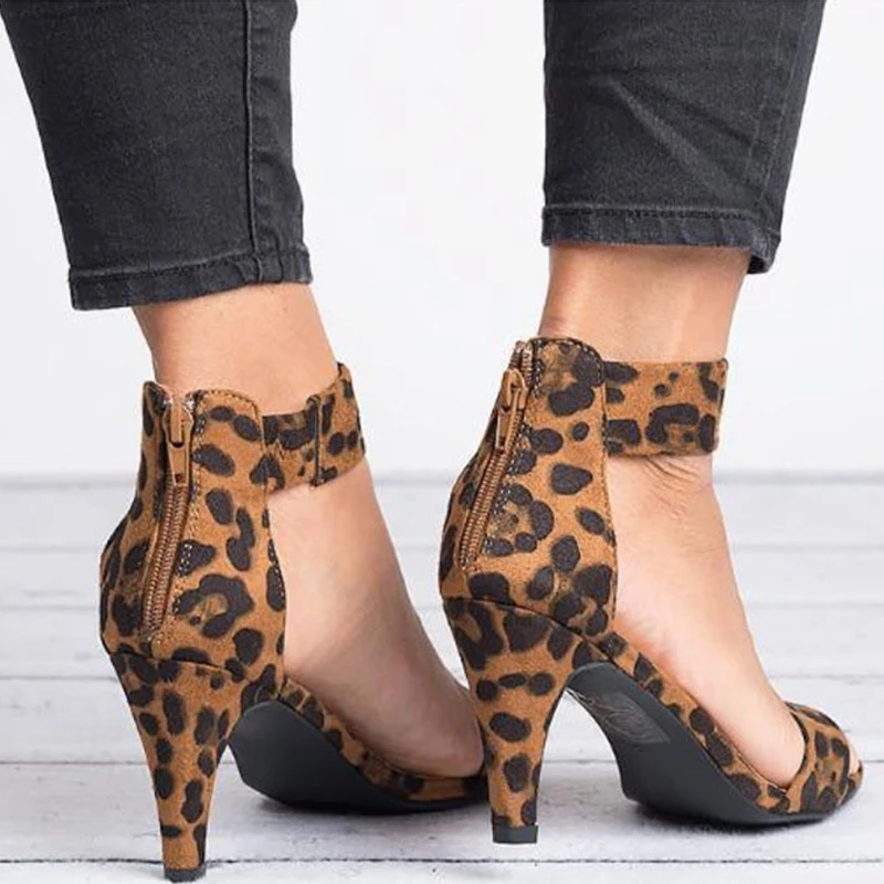 Женские леопардовые босоножки с ремешком на щиколотке и открытым носком | Обувь