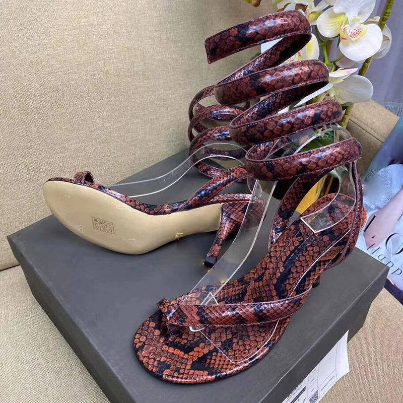 Пикантные босоножки на высоком каблуке со змеиным узором Женская обувь из