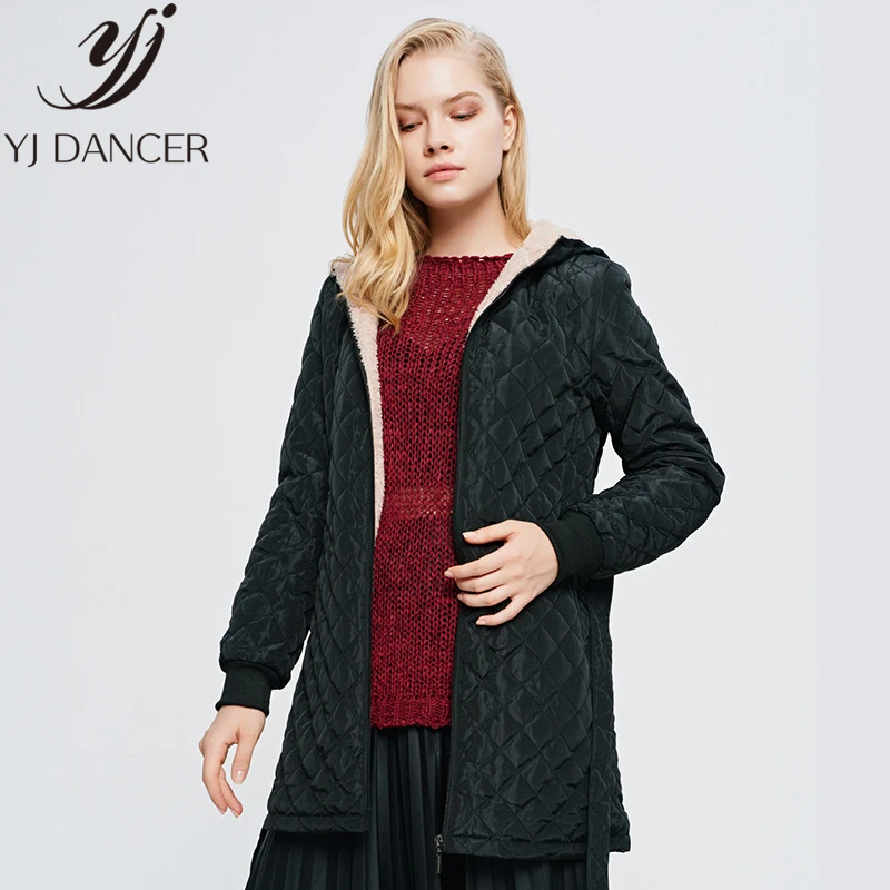 Женская куртка с капюшоном зимняя легкая утепленная длинными рукавами
