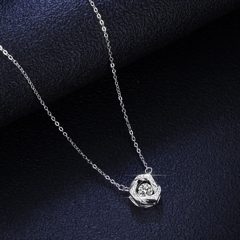 

LESF 925 Silver 1 Carat Moissanite Necklace Female Model Smart Three Grass Windmill New Silver Pendant Free Clavicle Chain