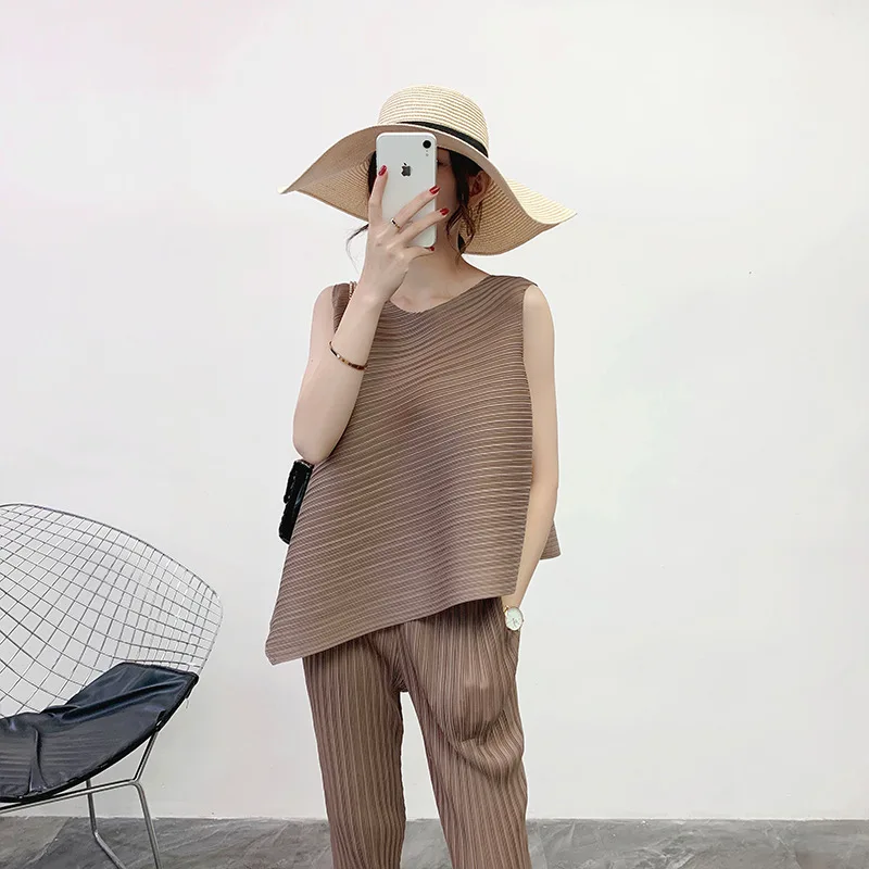 

Large Size T-Shirts For Women 45-75kg Summer Irregular Sleeveless Niche Loose Stretch Miyake Pleated Tee Tops Female