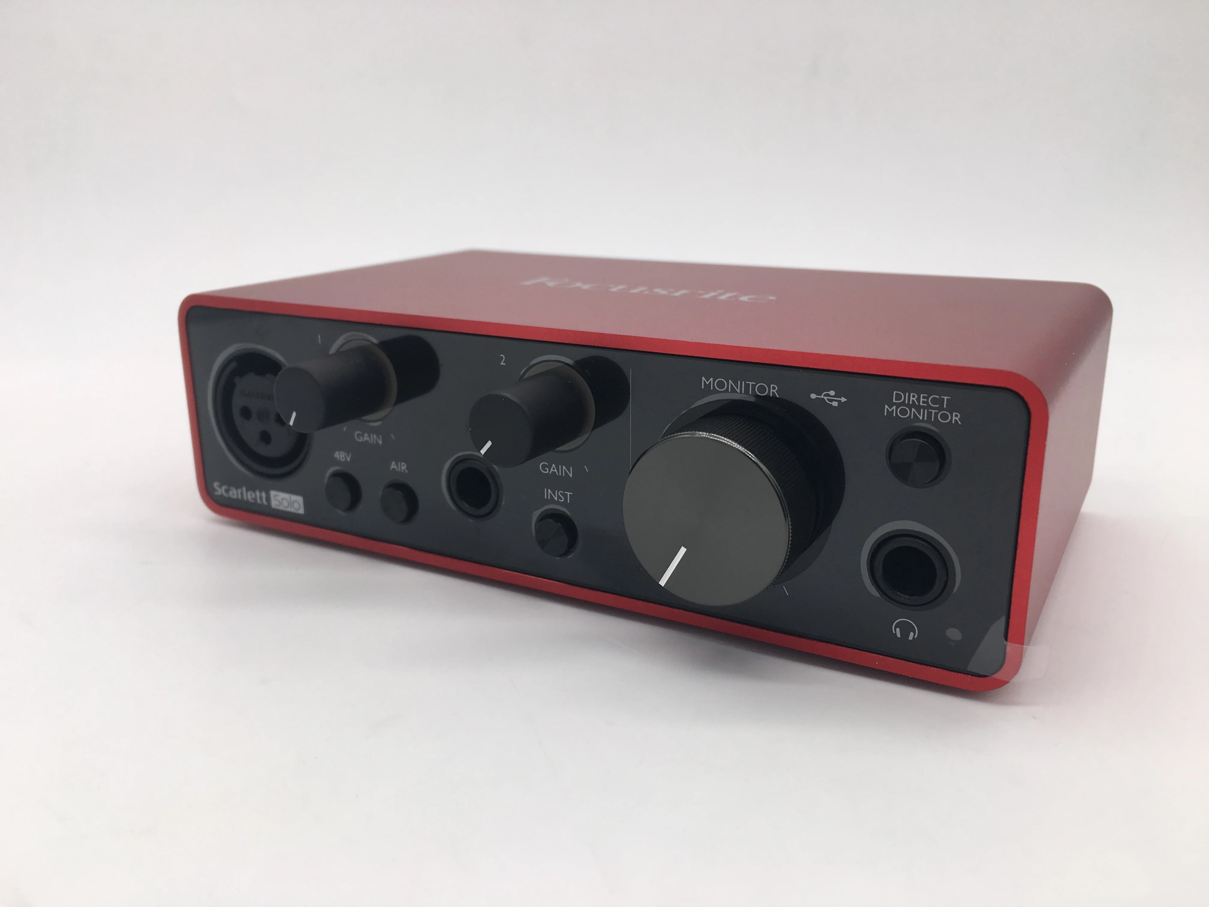 Новый улучшенный звуковой интерфейс Focusrite Scarlett Solo 3-го поколения с USB, карта звука 24 бит/192 кГц AD-конвертеры для записи микрофона и гитары.