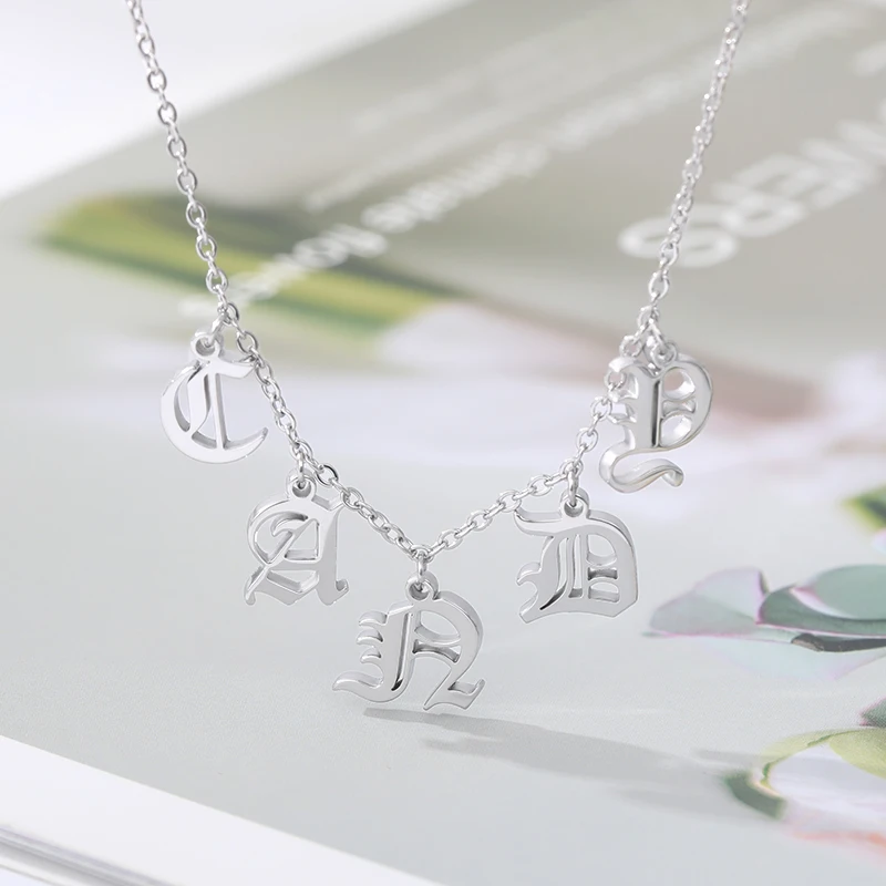 Ожерелье с буквенным принтом старинное английское ожерелье буквами надписью