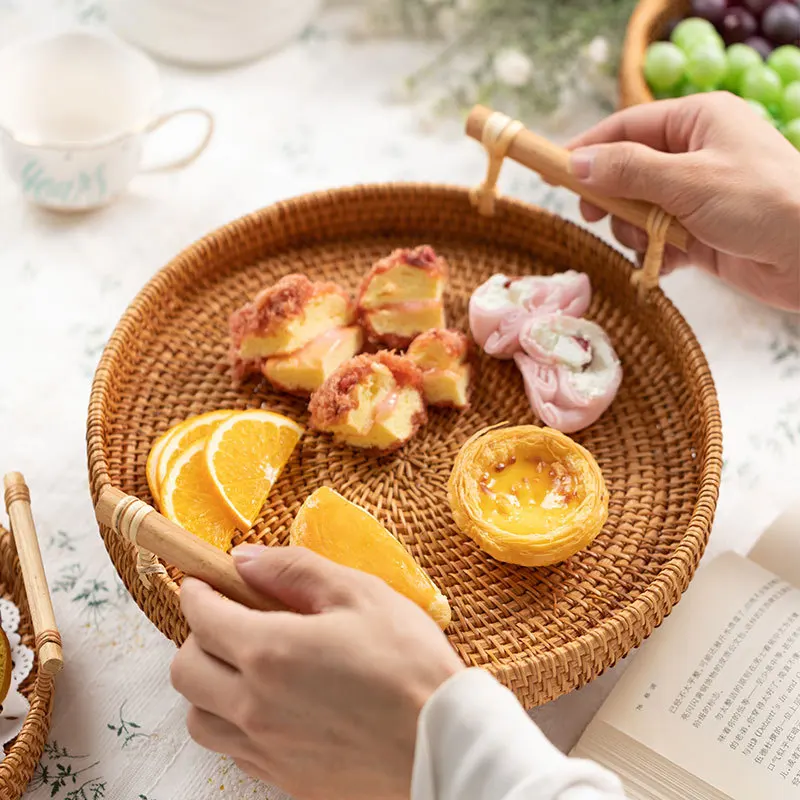 

Rattan Storage Tray With Wooden Handle Handwoven Round Wicker Basket Bread Food Plate Fruit Cake Dinner Serving Tray Accessories
