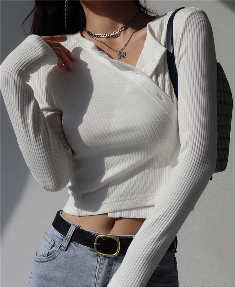 Женский Асимметричный кроп-топ на пуговицах с длинным рукавом |