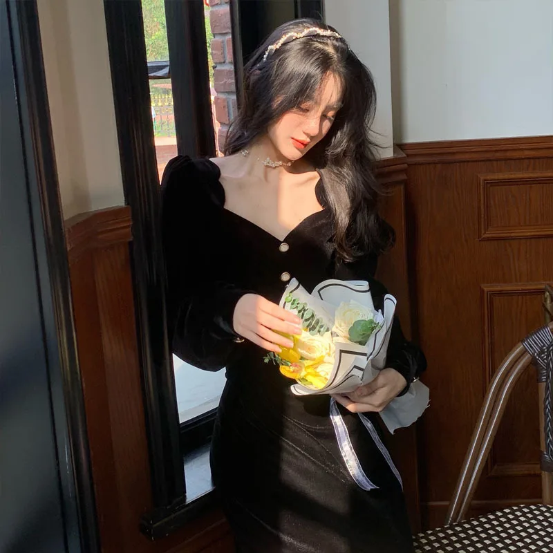 

Korean Version of the Front and Back Waves French Retro Gold Velvet Dress 2021 New Spring V-neck Hepburn Style Little Black Dres