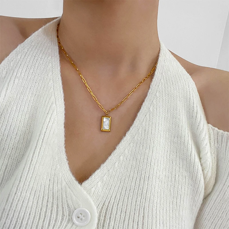 

Ожерелье Peri'sbox из нержавеющей стали с подвеской в виде натуральной белой ракушки золотого цвета для женщин изящное прямоугольное ожерелье ...