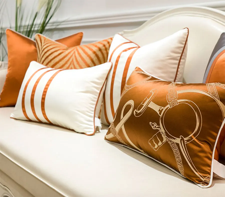 Винтажный элегантный чехол-подушка в восточном стиле оранжевого цвета на спинку