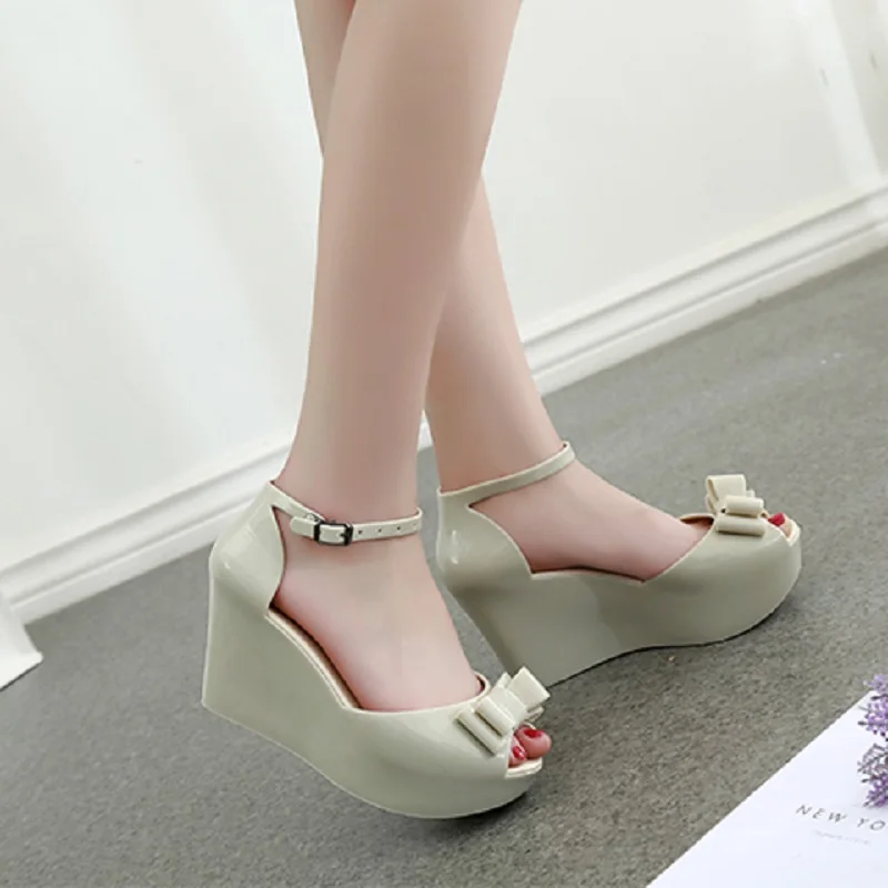 Женские пляжные сандалии с открытым носком туфли желе на очень высокой танкетке