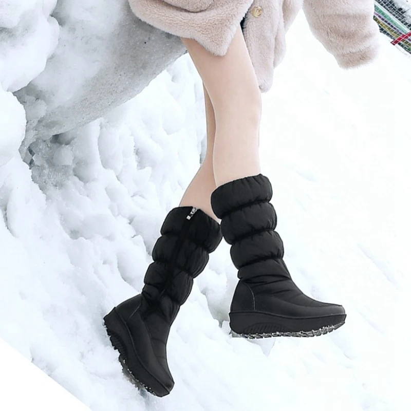 REAVE CAT/Большие размеры 35-44, новые зимние сапоги женские теплые водонепроницаемые сапоги на хлопковом пуху сапоги до середины икры на меху на платформе цвет черный, белый, синий