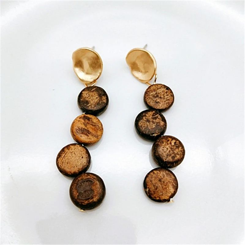 Серьги зимние коричневые из натурального дерева с круглыми бусинами