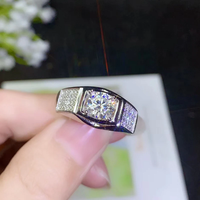 Женское серебряное кольцо с муассанитом ювелирное изделие из серебра 925 пробы