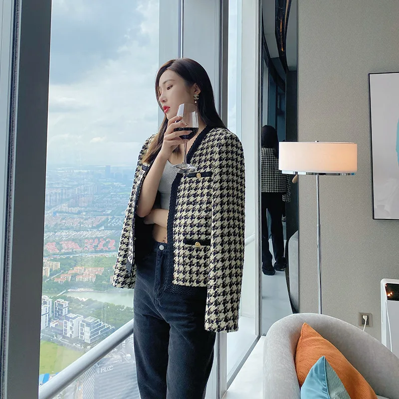 

Vintage White Black French Tweed Plaid Jacket Women 2021 Fashion Elegant Single Breasted V Neck Short Wool Winter Coat Female