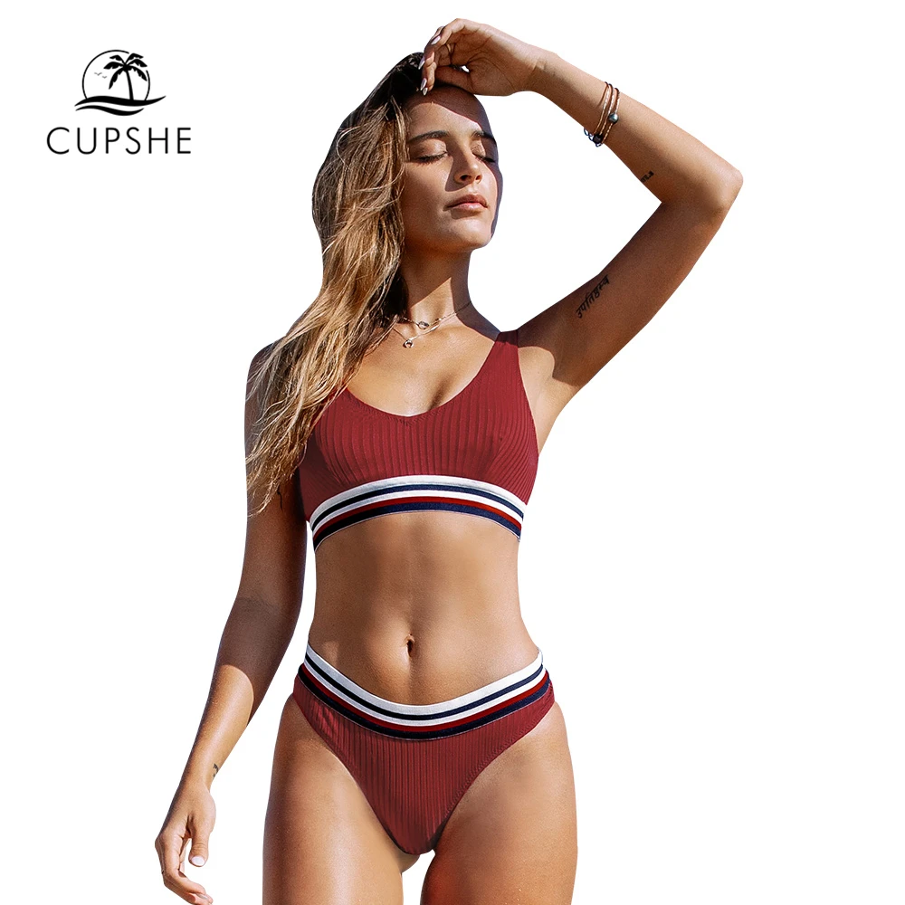 CUPSHE красный и полосатый текстурированный спортивный комплект бикини