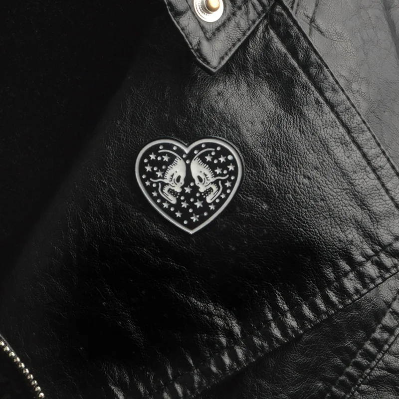 Эмалированная булавка для влюбленных Galaxy Soul Black Heart Skull Couple Punk Skeleton значки сумок