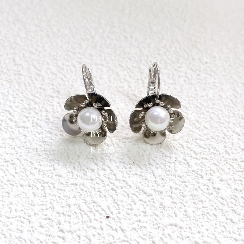 

Original Design Vintage New Cold Silver Flower Simple Earrings Shell Beads Copper Plated White Gold Ear Hoop Earring for Women