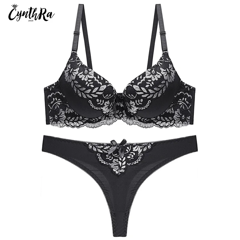 

Комплект женского кружевного нижнего белья с чашками пуш-ап