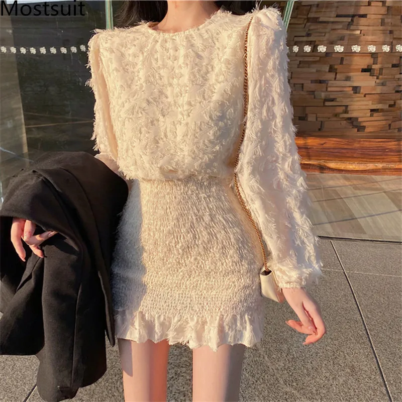 Женское корейское мини платье с длинным рукавом о образным вырезом и эластичным