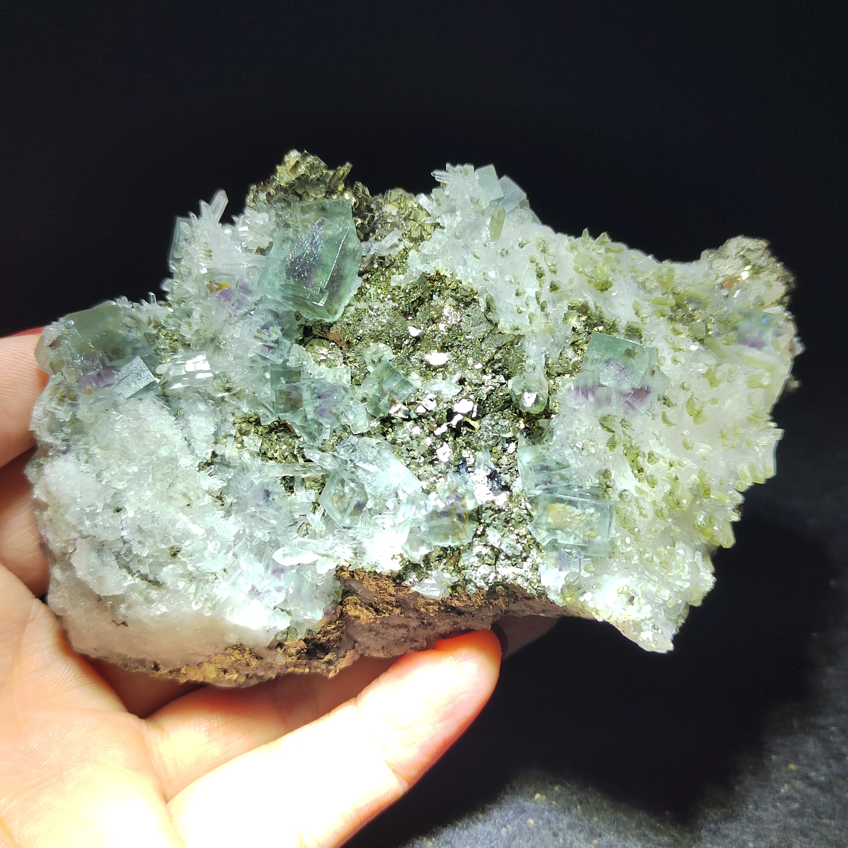 

307.2gNatural blue fluorite and green, white crystal pyrite mineral healing energy ring vein original stone home decoration