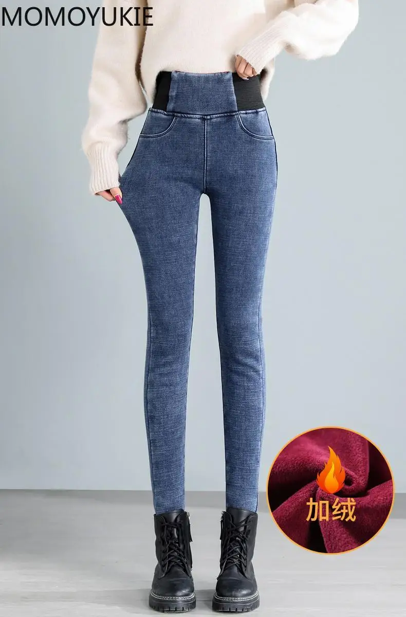 Теплые джинсы женские зимние бархатные плотные для мам эластичные брюки с