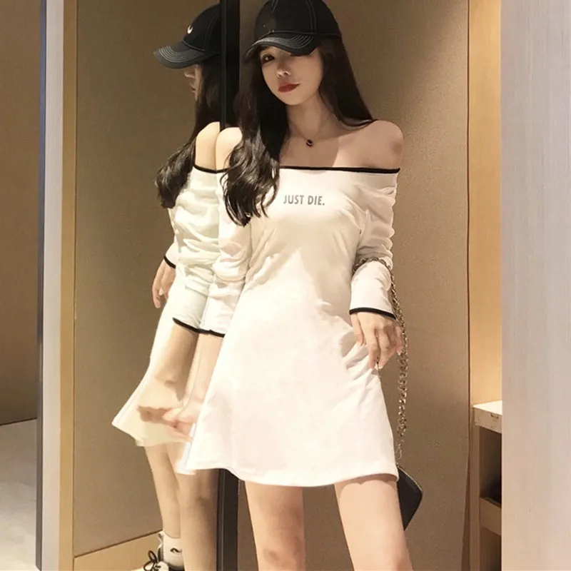 Женское платье с длинным рукавом белое вырезом лодочкой и буквенным принтом в