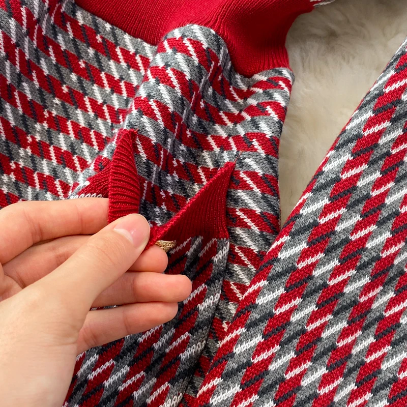 Женское трикотажное платье-свитер в клетку красное контрастное Повседневное