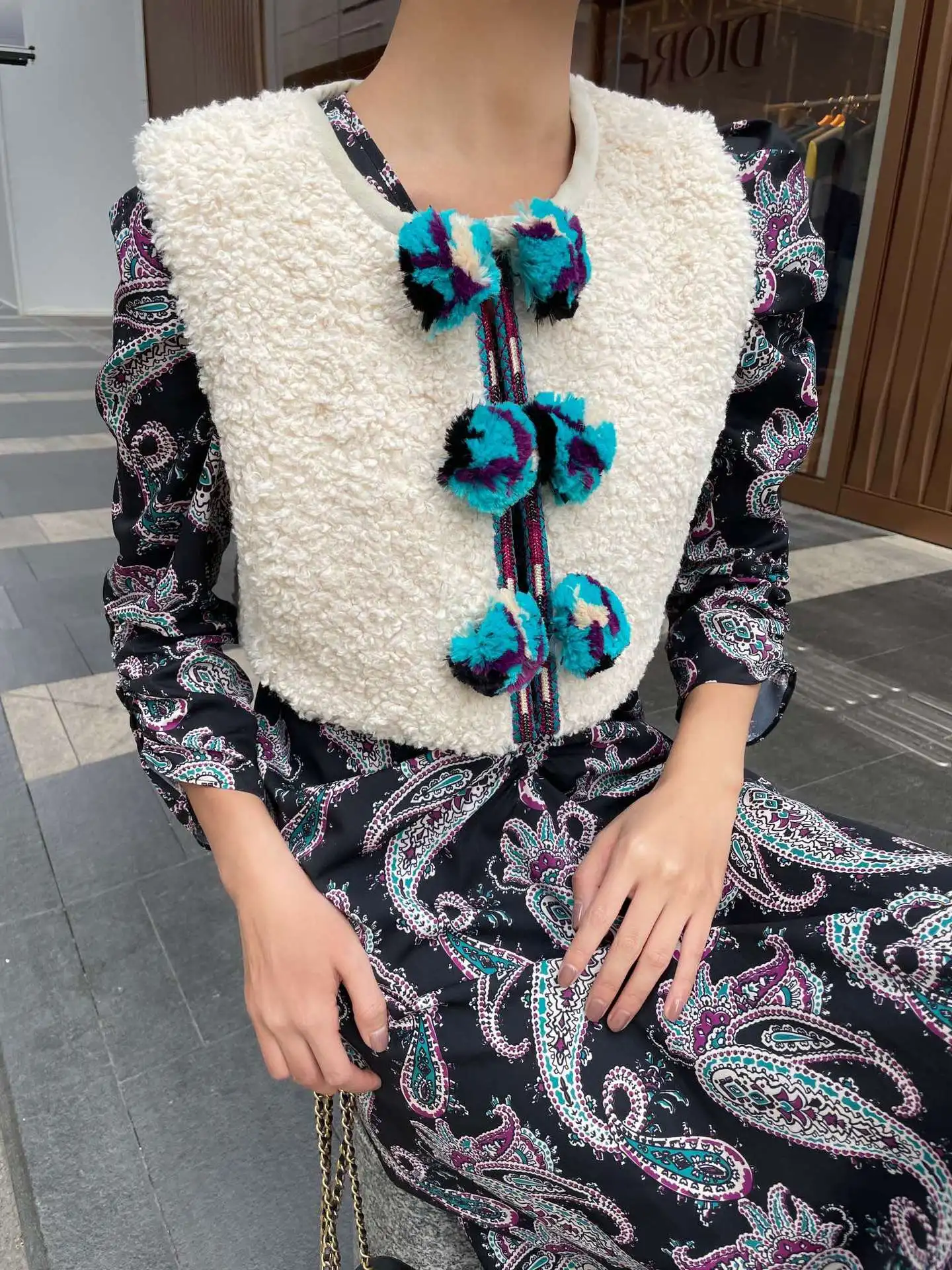 

Women Furry Vest Coat Cardigan O-Neck Single-Breasted Warm Sleeveless Simple 2021 New Ladies Pompom Short Jacket Tops