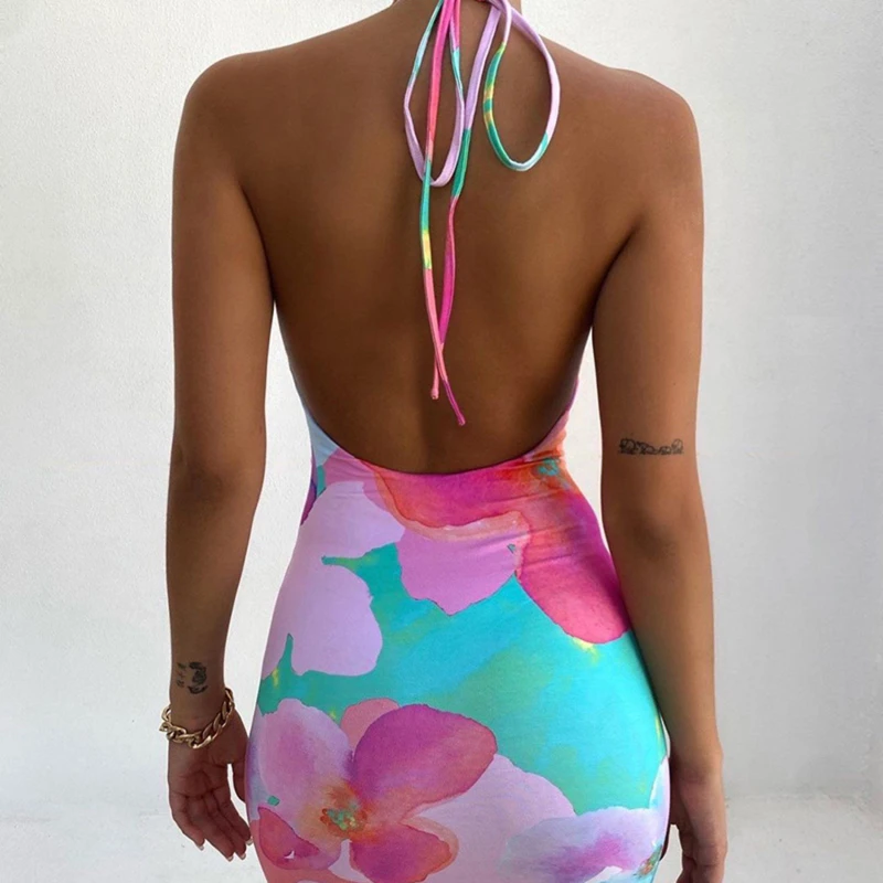 Красочное пляжное платье с цветочным принтом облегающее лямкой на шее открытой