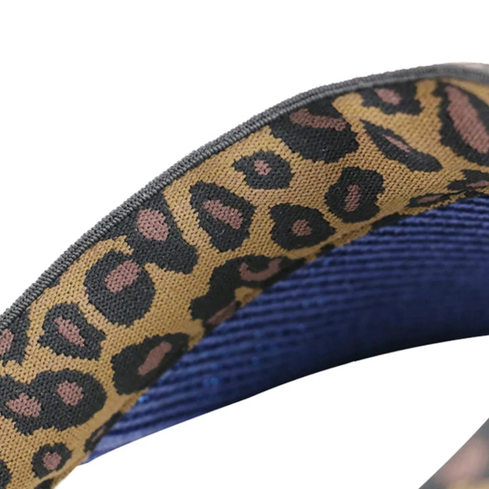 Пустая пляжная соломенная шляпа с широкими полями леопардовым принтом