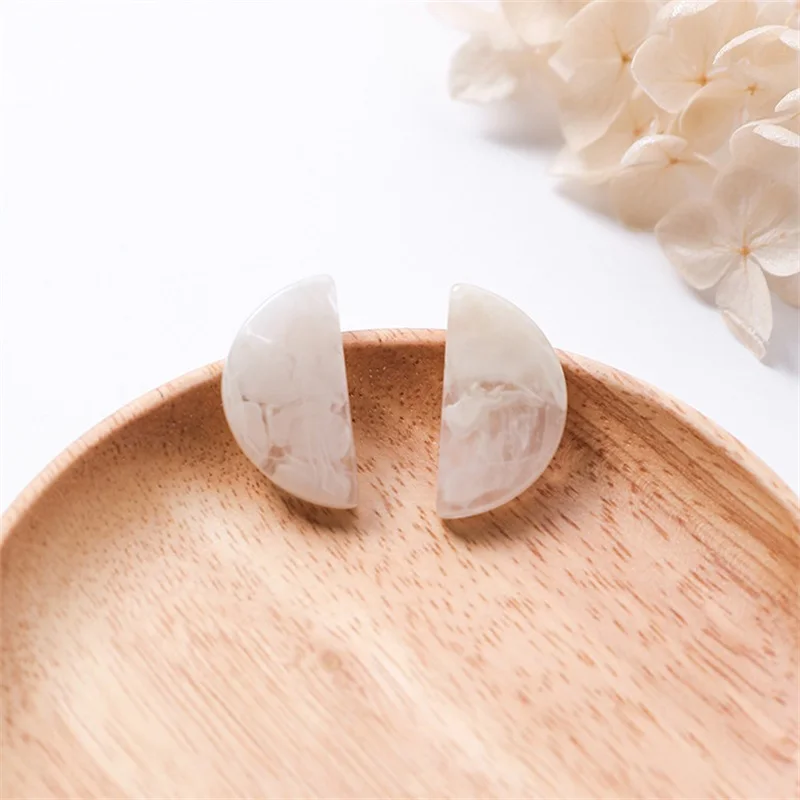 Женские полукруглые серьги простые белые с уникальным дизайном свадебные