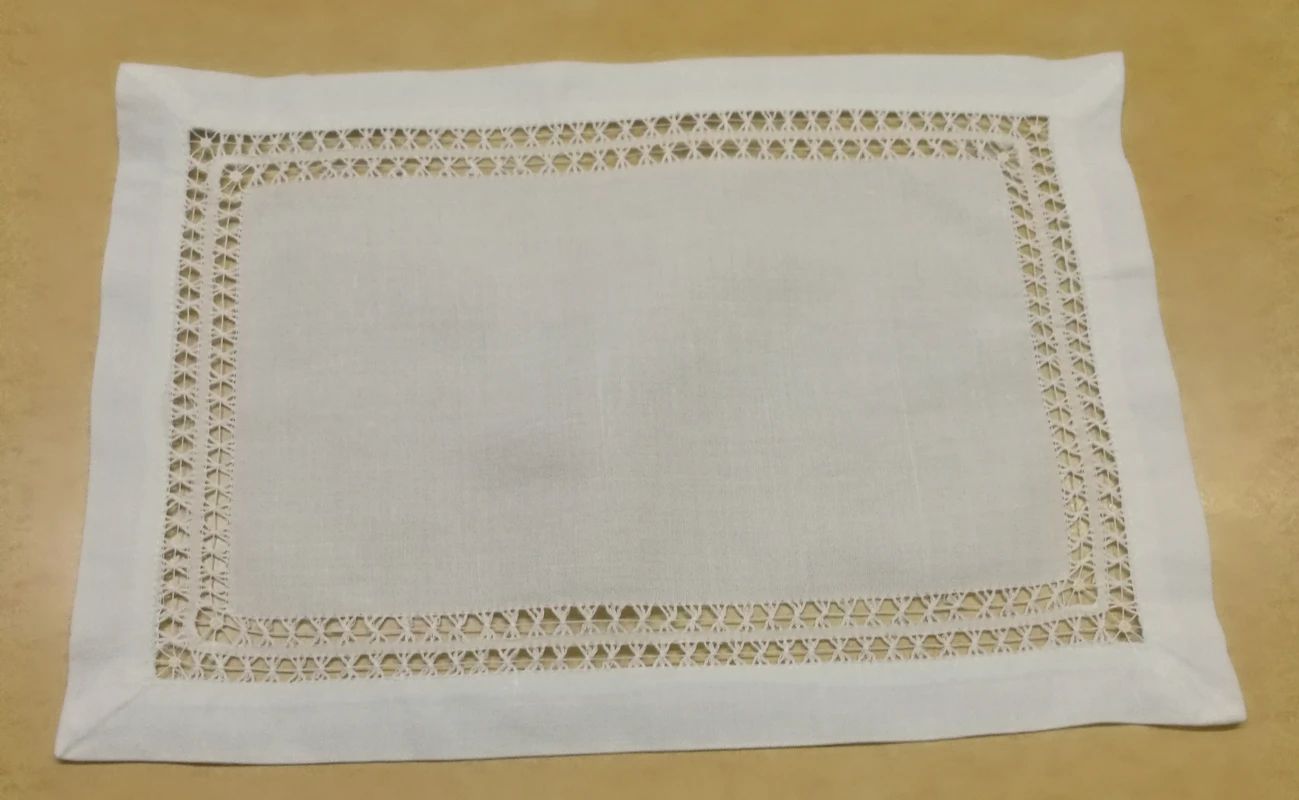 Набор салфеток St из 4 белых льняных с двойной подшивкой 10x14 дюймов установит сцену