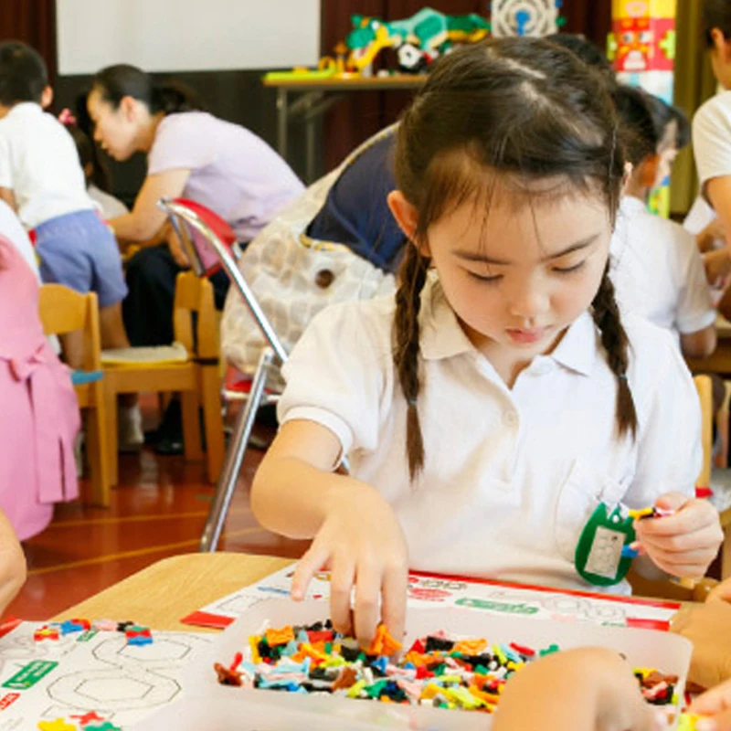 Конструктор сочетается с 380 строительными блоками совместимыми волшебными Laq