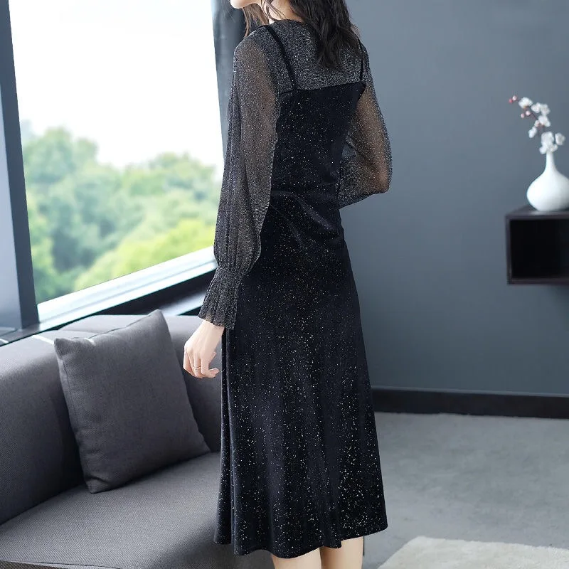 Женское вельветовое платье черное блестящее с длинными рукавами и оборками