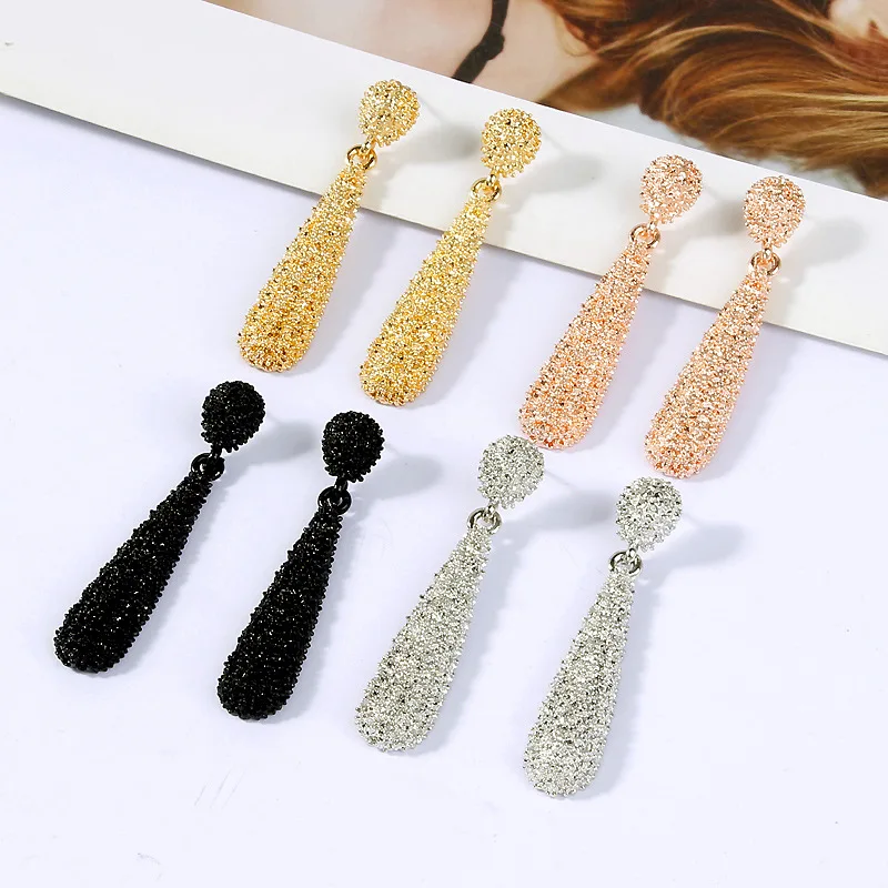 Крупные серьги гвоздики в форме капли воды нестандартные рельефные модные для